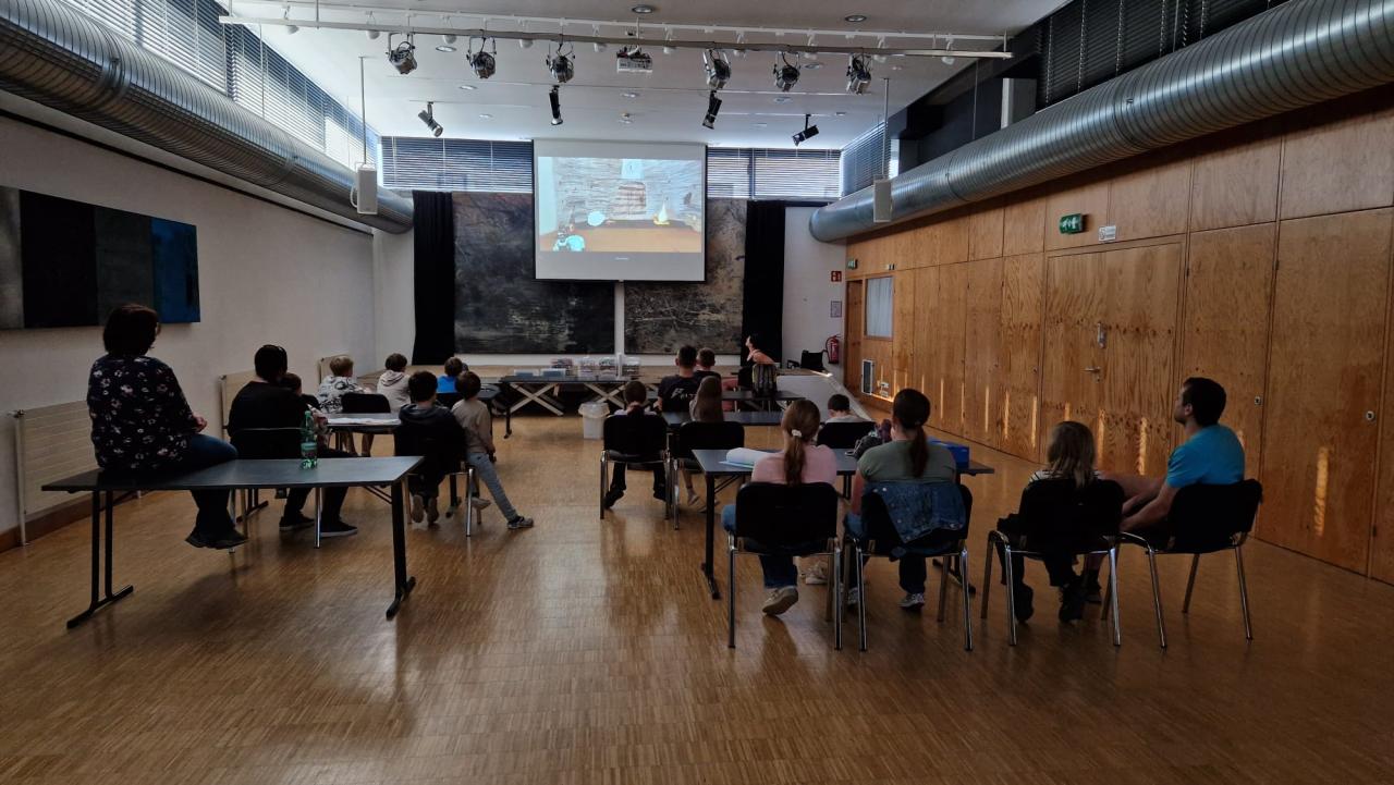 Kinder schauen Trickfilm an