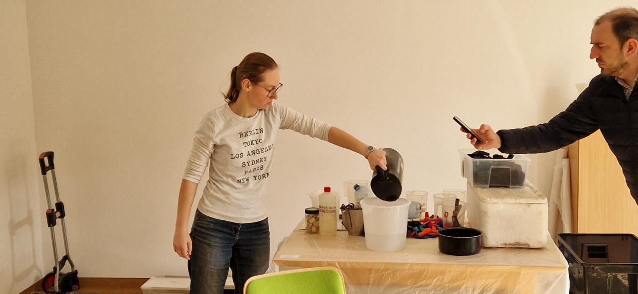 Frau gießt heißes Wasser auf Trockeneis