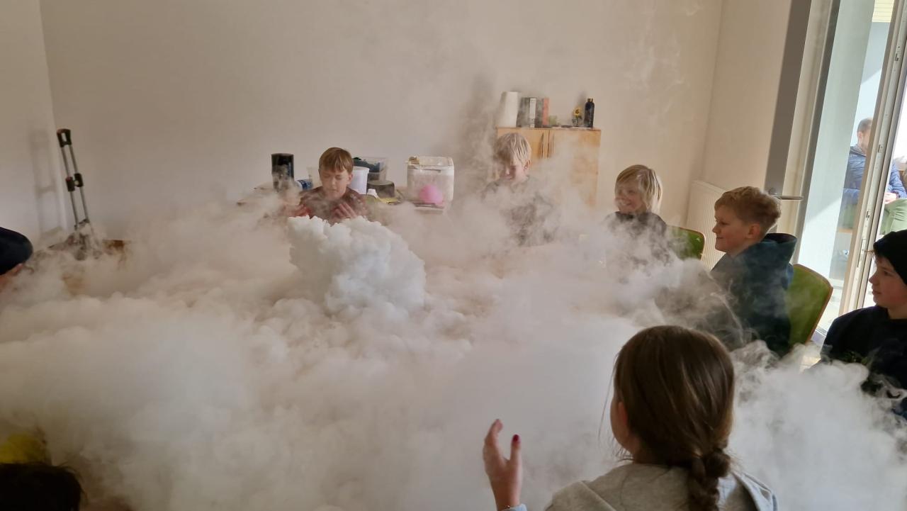 Kinder in Dampfwolke