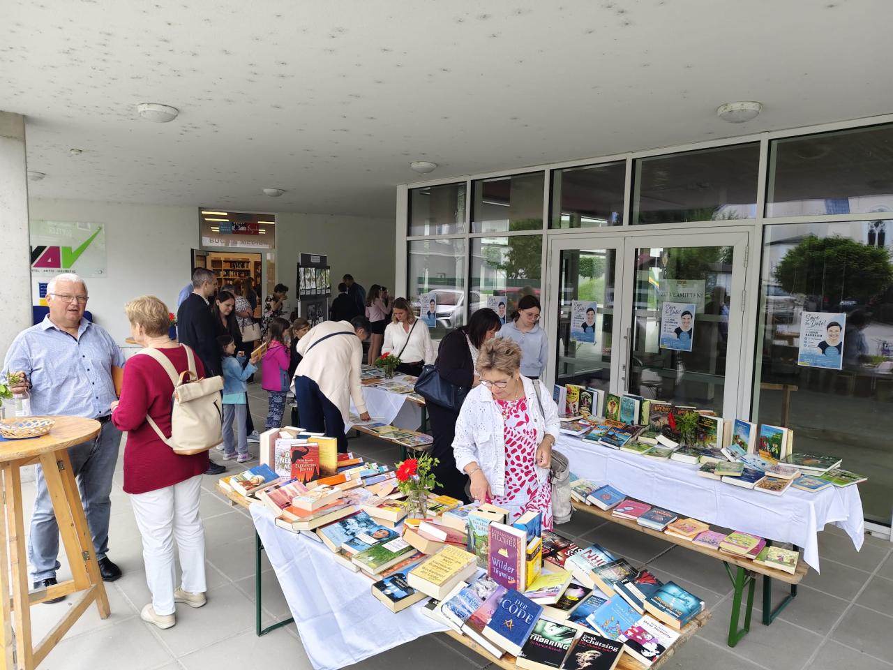 Büchertische mit Menschen