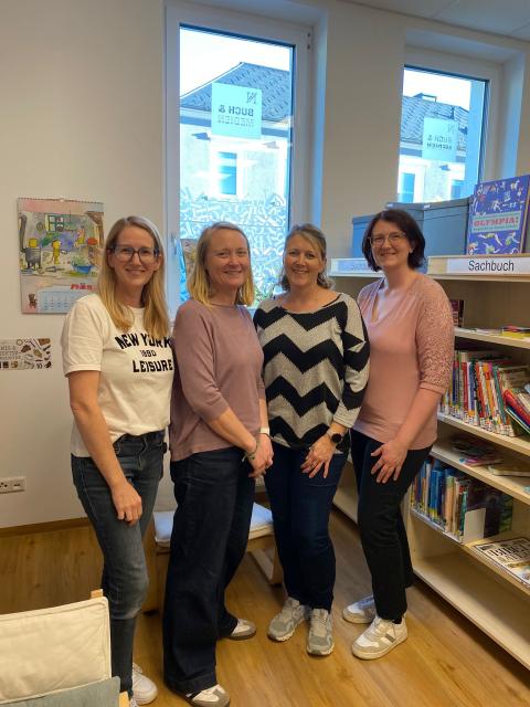 4 Frauen vor Bücherregal