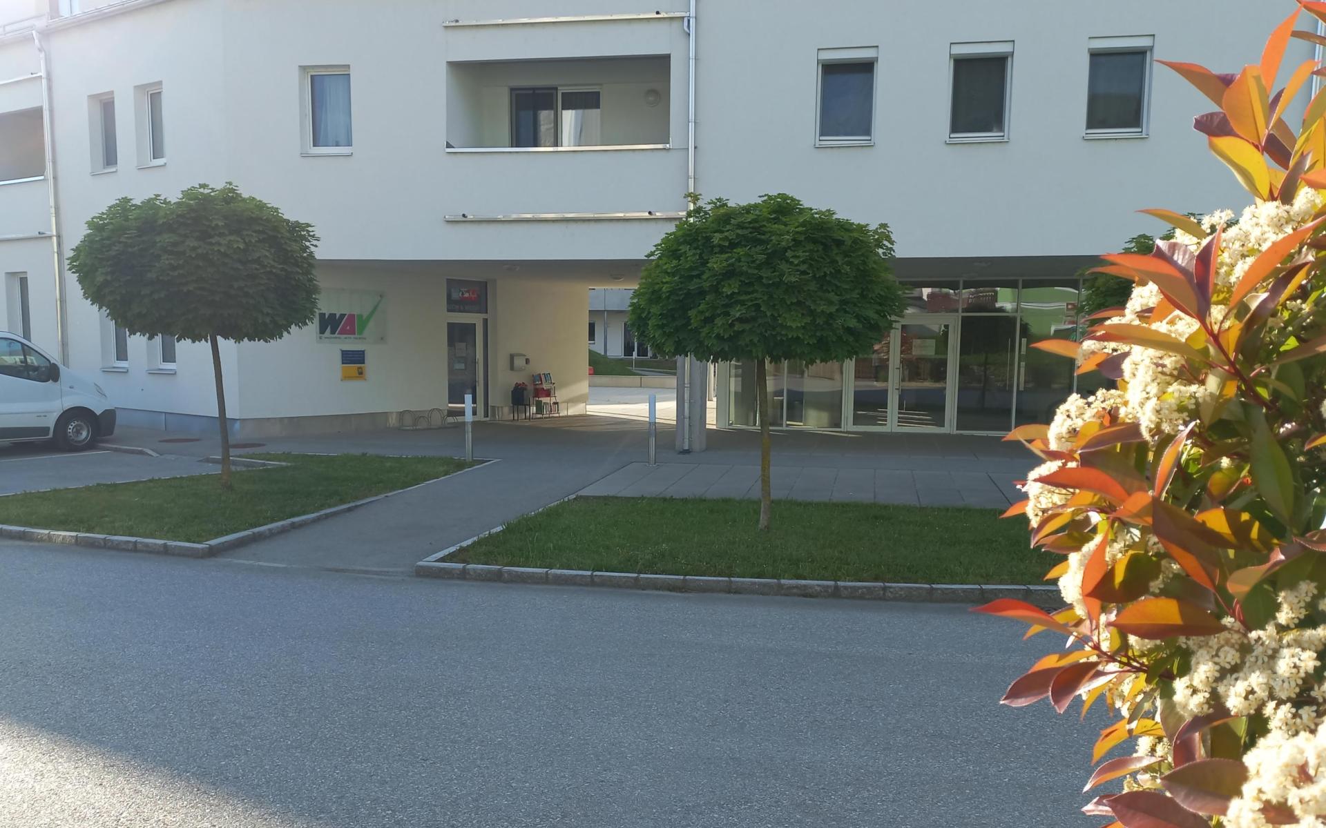 Bibliothek von außen mit Sonne